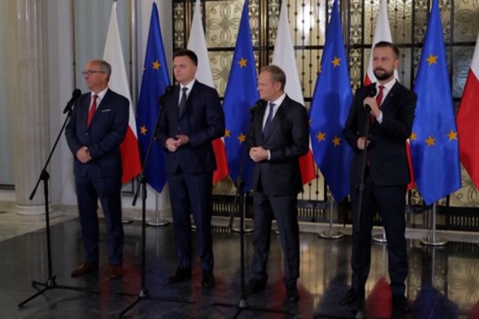 „Jums, pone, gana žaisti“: įsiutęs JAV ambasadorius apkaltino D. Tuską D. Trumpo įžeidimu