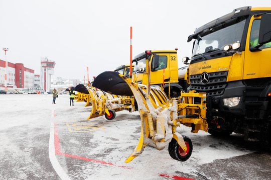 Lietuvos oro uostai pristatė įspūdingą sniego valymo techniką: pamatykite