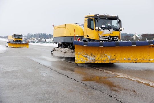 Lietuvos oro uostai pristatė įspūdingą sniego valymo techniką: pamatykite