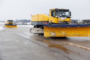 Lietuvos oro uostai pristatė įspūdingą sniego valymo techniką: pamatykite