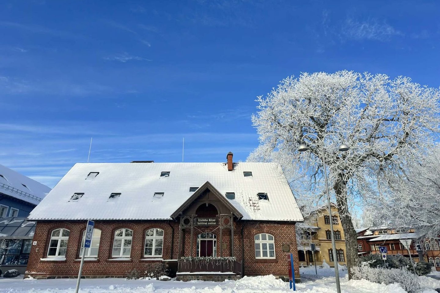 Buvusioje istorinėje Juodkrantės mokykloje nuo 2007 m. veikia Liudviko Rėzos vardu pavadintas kultūros centras.<br> VE nuotr.