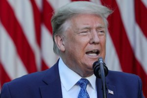 Lenkiją drebina beprecedentis skandalas: už kritiką D. Trumpui – griežtas JAV signalas