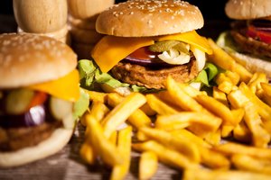 Tyrimas: itin perdirbtas maistas veikia organizmą panašiai kaip cigaretės