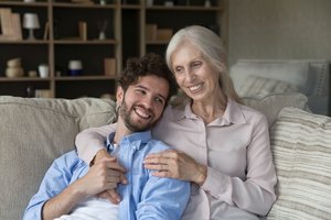 Moterys pumos: mezga santykius su daug jaunesniais vyrais ir mėgaujasi – baisu tik dėl vieno