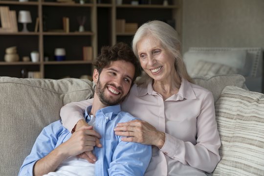 Moterys pumos: mezga santykius su daug jaunesniais vyrais ir mėgaujasi – baisu tik dėl vieno