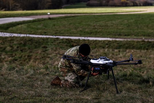 Lenkijoje karinio dalinio teritorijoje sudužo nežinomas dronas