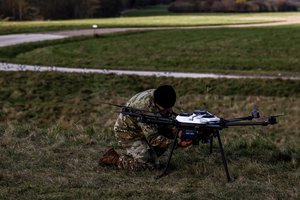 Lenkijoje karinio dalinio teritorijoje sudužo nežinomas dronas