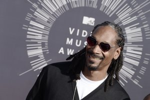 Snoop Doggas žiemos olimpinėse rungtynėse paprašė nusifotografuoti su britų akmenslydininku