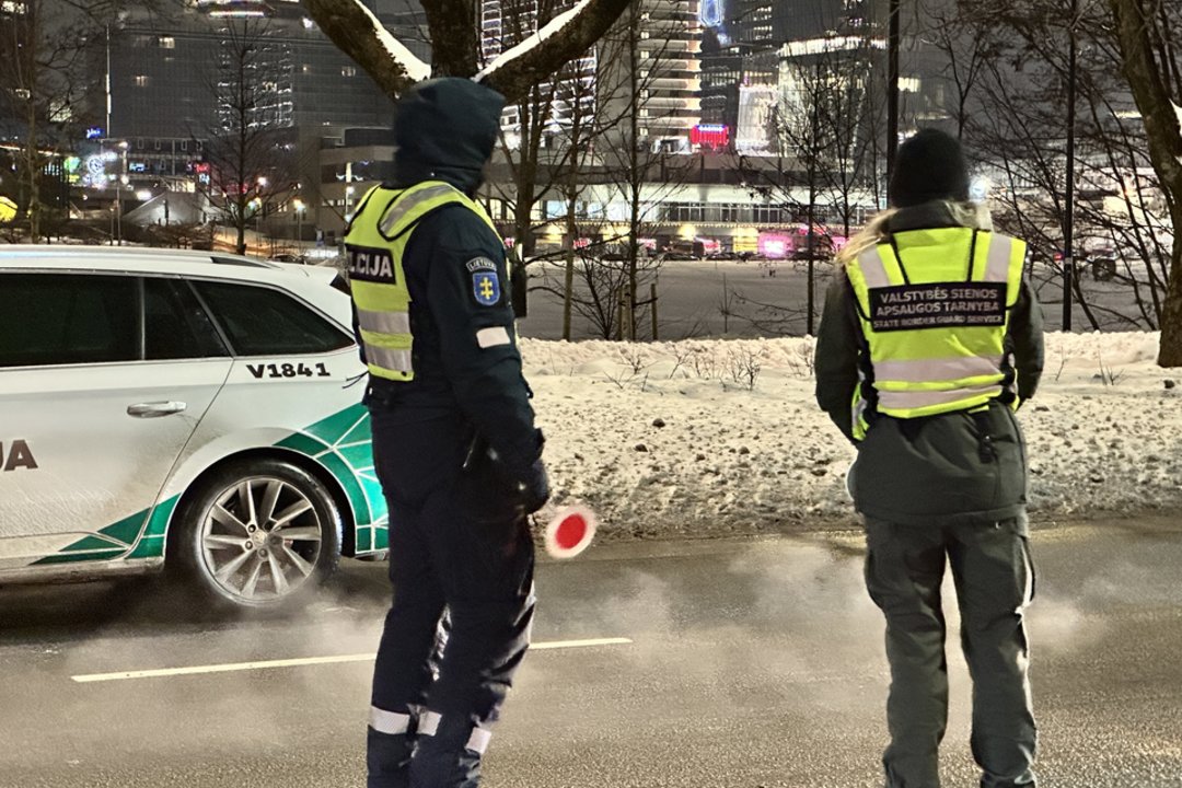 Reido Vilniuje vaizdai: įkliuvę migrantai, masinė vairuotojų patikra ir gausios pareigūnų pajėgos