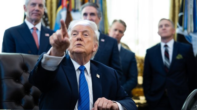 JAV ir Iranas tęs derybas: D. Trumpas teigiamai vertina pirmąjį susitikimą