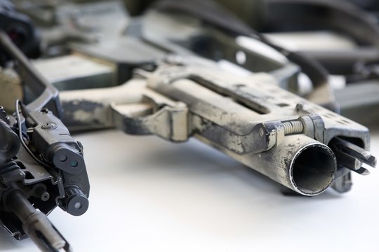 Klaipėdoje kaimynas į vyriškį nukreipė šaunamąjį ginklą, grasinta susidoroti