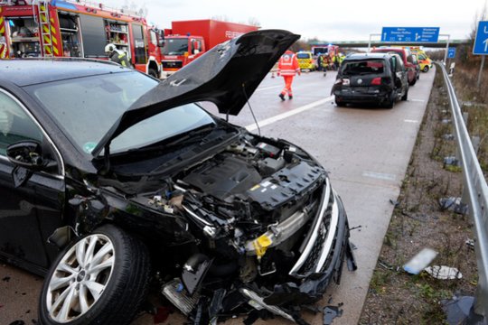 Masinė avarija Vokietijos greitkelyje: dėl plyšusios padangos susidūrė 28 automobiliai