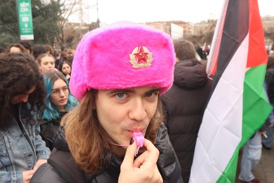 Italijoje aidi ne tik džiaugsmas – tūkstantinius protestus lydi šūksniai: „Šios žaidynės yra gėda“