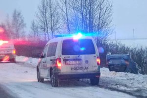 Įspėja apie smarkų plikledį A1 kelyje: jau apsivertė „Honda“