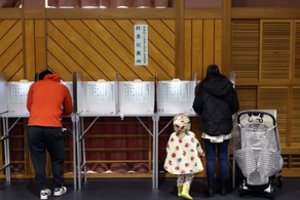 Japonijoje vyksta pirmalaikiai parlamento rinkimai