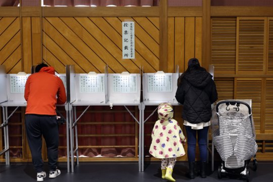 Japonijoje vyksta pirmalaikiai parlamento rinkimai