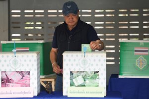 Tailande renkamas naujas parlamentas, vyksta referendumas dėl naujos konstitucijos rengimo