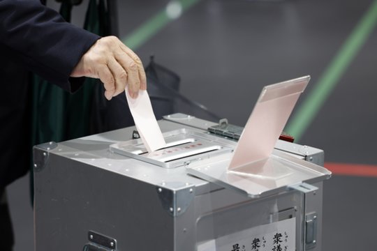 Pirmalaikiai rinkimai Japonijoje: premjerė S. Takaichi tikisi triuškinančios pergalės