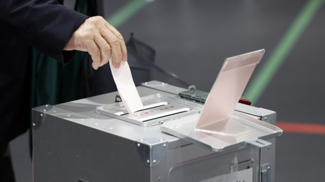 Pirmalaikiai rinkimai Japonijoje: premjerė S. Takaichi tikisi triuškinančios pergalės