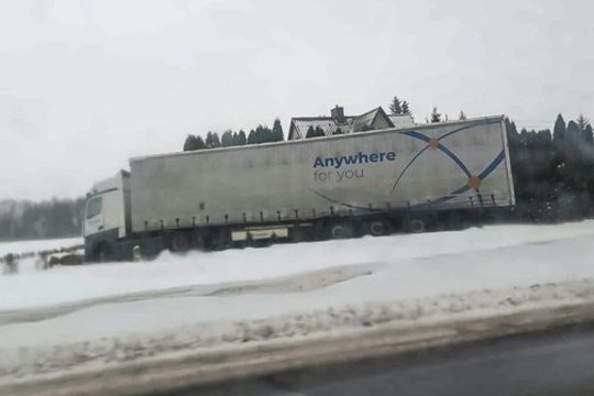 Vilkaviškio rajone nevaldomas vilkikas vos neįlėkė į sodybos kiemą 