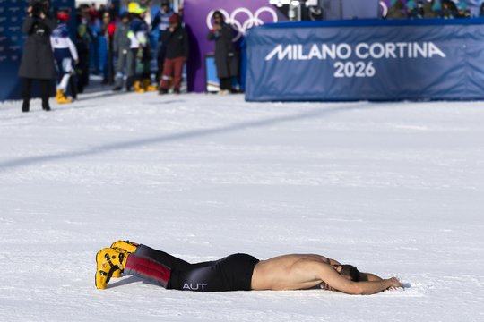 Antrąkart snieglenčių olimpiniu čempionu tapęs Austrijos veteranas šventė įspūdingai – išsirengė ir krito į sniegą