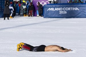 Antrąkart snieglenčių olimpiniu čempionu tapęs Austrijos veteranas šventė įspūdingai – išsirengė ir krito į sniegą