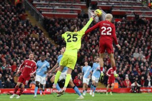 „Manchester City“ per pridėtą laiką ir teisėjo skirtą 11 metrų baudinį palaužė „Liverpool“