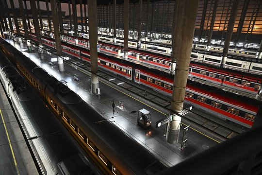 Ispanijoje streikuoja mašinistai – gali būti atšaukti šimtai traukinių