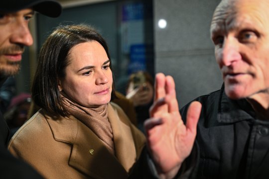 Prakalbo apie girdėtą nepasitenkinimą dėl S. Cichanouskajos saugojimo: jiems buvo per sunku