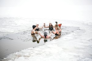 Maudynės žiemą – mados reikalas ar įrodymais grįsta sveikata?