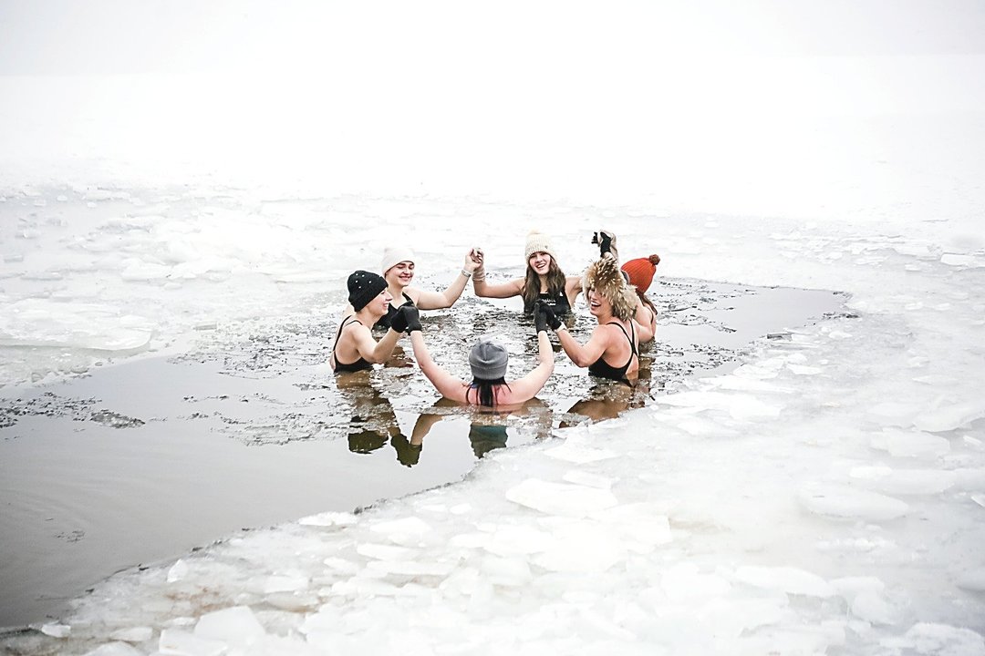 Maudynės žiemą – mados reikalas ar įrodymais grįsta sveikata?