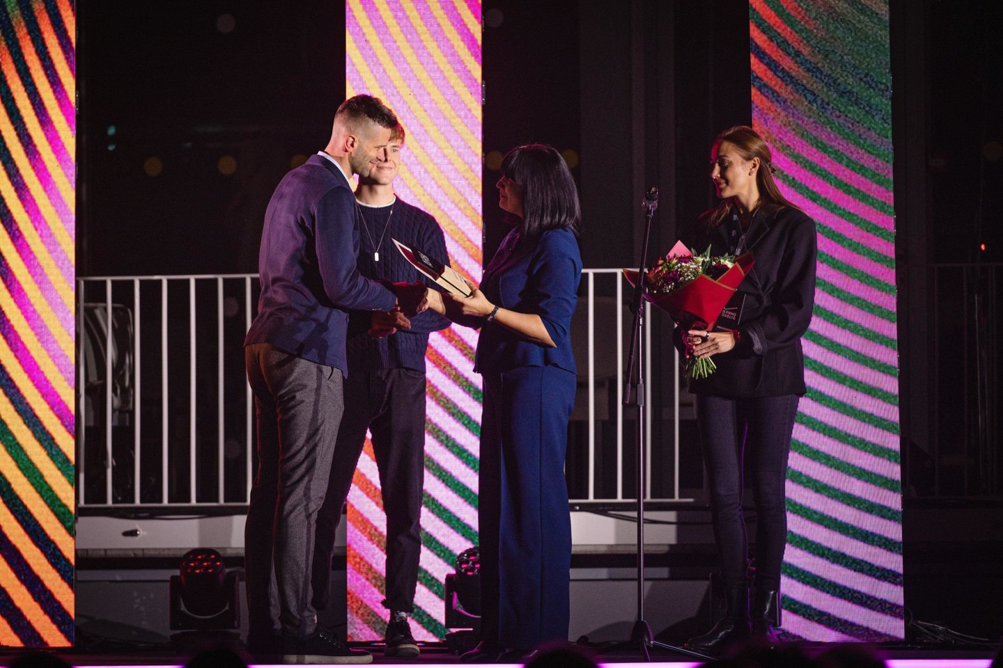 Ketvirtadienio vakarą Prezidento Valdo Adamkaus lengvosios atletikos maniežas tapo iškilmingu apdovanojimų podiumu.