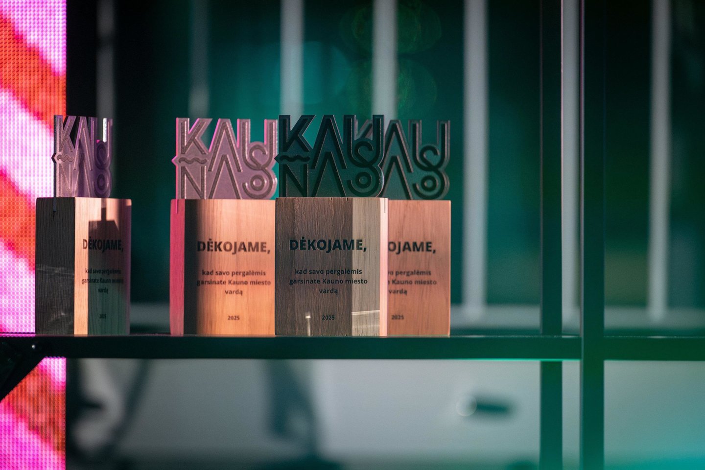 Ketvirtadienio vakarą Prezidento Valdo Adamkaus lengvosios atletikos maniežas tapo iškilmingu apdovanojimų podiumu.