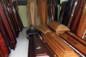 Šalčiai atnešė netikėtų iššūkių net laidotuvių verslui: teko įvesti papildomą mokestį