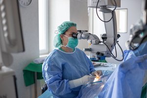 Kataraktos operacija: gydytoja išvardijo skirtingų lęšiukų privalumus ir trūkumus