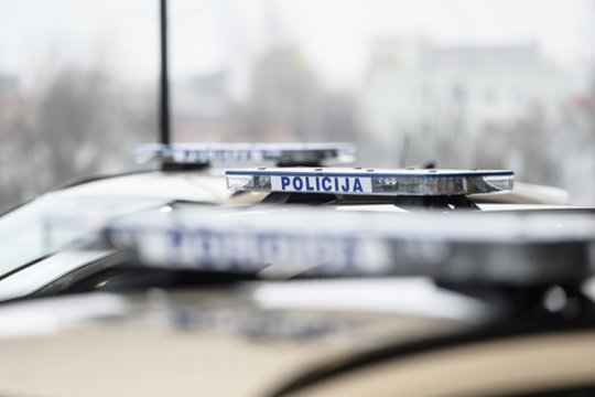 Vilniuje slystelėjo blaivaus maisto išvežiotojo automobilis – trenkėsi į policiją
