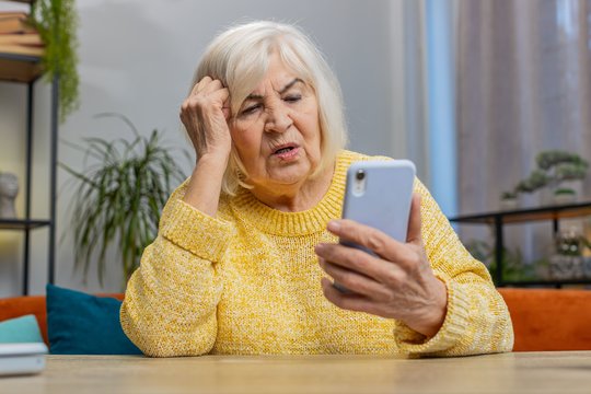 Į senjorus nusitaiko romantiniai sukčiai: apipila dėmesiu ir palieka be santaupų