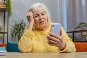 Į senjorus nusitaiko romantiniai sukčiai: apipila dėmesiu ir palieka be santaupų