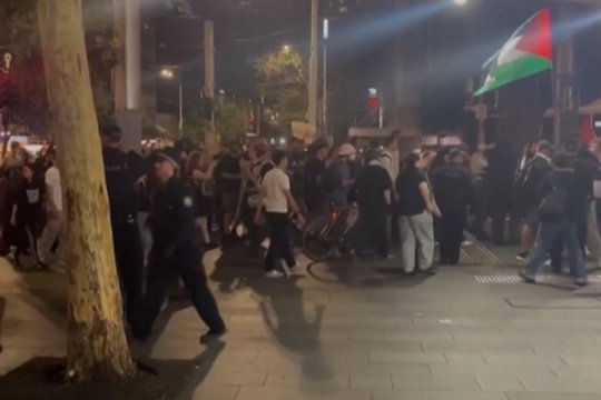 Sidnėjuje – masiniai protestai ir susirėmimai su policija: tokius veiksmus iššaukė politiko apsilankymas