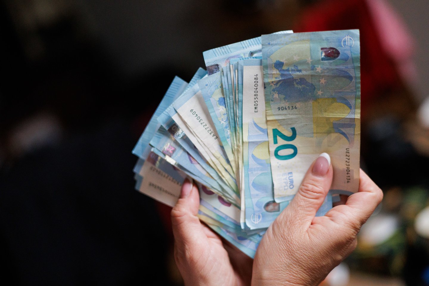 Nesutaria, ar reikėtų riboti atsiskaitymų grynaisiais pinigais sumą.<br>V.Skaraičio nuotr.