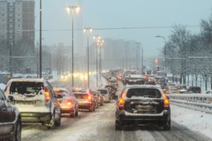 Įspėjimas sostinės vairuotojams: gatvėse fiksuojamos spūstys, avarijos