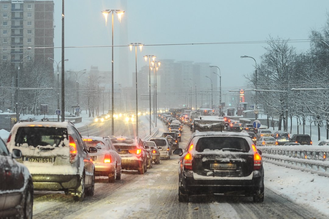 Įspėjimas sostinės vairuotojams: gatvėse fiksuojamos spūstys, avarijos