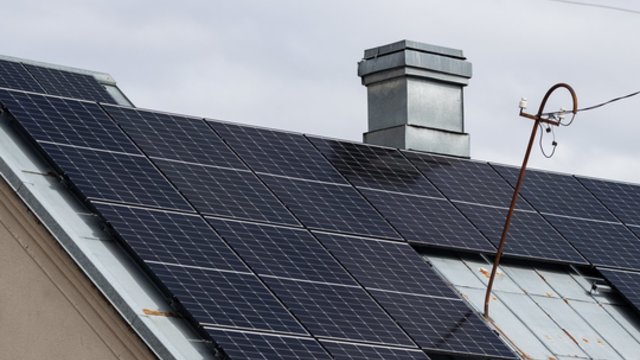 Nerimauja dėl bloginamų sąlygų saulės elektrinėms: pinigus siūlo skirti tam, kas atsiperka
