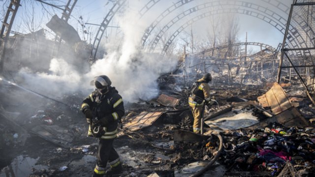 Šalia latvių televizijos filmavimo grupės automobilio sprogo dronas: apgadinta galinė dalis, išdužo stiklai