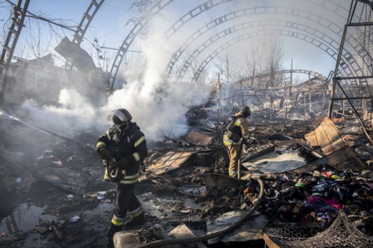 Šalia latvių televizijos filmavimo grupės automobilio sprogo dronas: apgadinta galinė dalis, išdužo stiklai