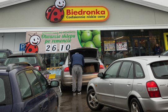 Lietuviai Lenkijoje atrado naują „aukso gyslą“: šį produktą šluoja urmu – vietiniai skundžiasi ir tyčiojasi