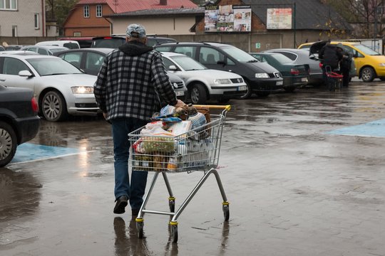 Lietuviai Lenkijoje atrado naują „aukso gyslą“: šį produktą šluoja urmu – vietiniai skundžiasi ir tyčiojasi