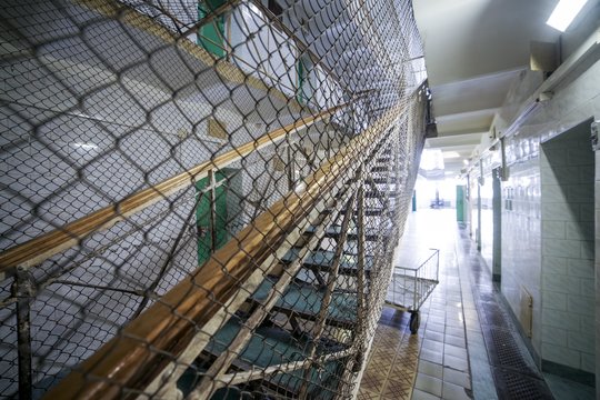 Pravėrė Lietuvos kalėjimų duris: kastos, narkotikai, žiaurumas ir pagalba, kurios beveik neįmanoma gauti
