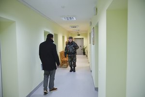 Užsieniečių registracijos centre vyras bandė sudaužyti monitorių, priešinosi pareigūnui