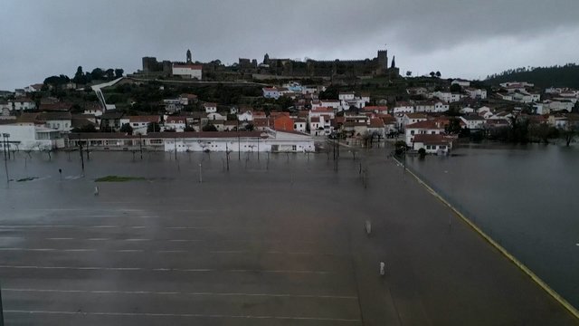 Iškilus potvynio pavojui – evakuoti tūkstančiai žmonių Portugalijos istoriniame mieste: užtvanka gali neatlaikyti